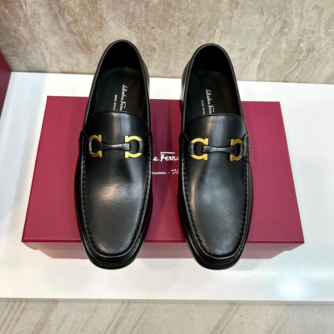 Original quality P580 Brand: Ferragamo Standard size: Men's size 38/44 (45 can be customized) Grade: Same style as the official website High-quality men's shoes Material: Customized first-layer calfskin with water-dyed cowhide lining Cowhide tiptoe Original non-slip and wear-resistant rubber outsole Style category: Men's formal business leather shoes Young and fashionable European and American trends British style Casual matching Comfortable feet Color: Actual picture